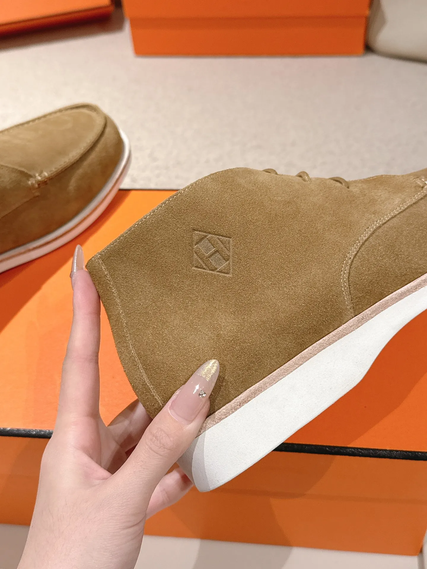 Men's Men's Shoes 660💰 Hermes men's size #26ss calfskin derby shoes, decorated with signature "H Diamant" details for a stylish and casual style. Fabric: Cow suede Lining: Mixed sheep lining Outsole: Genuine leather welt + original TPU Bottom thickness: 3CM Code number: 39-45 (customized at 46.47)